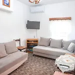 Gogu Apartment